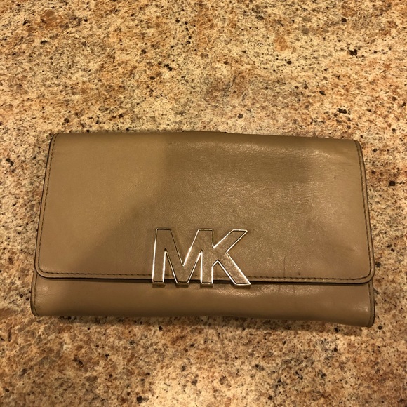 Michael Kors wallet - Picture 1 of 2